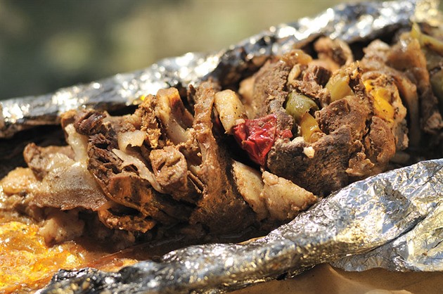 ivsk peen je maso, brambory, cibule a dal psady, peen v alobalu.