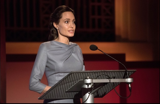 Vná samaritánka Jolie káe o uprchlících. Tentokráte v Británii.
