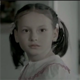 V 9 letech si zahrla ve filmu Romn pro eny malou Lauru.