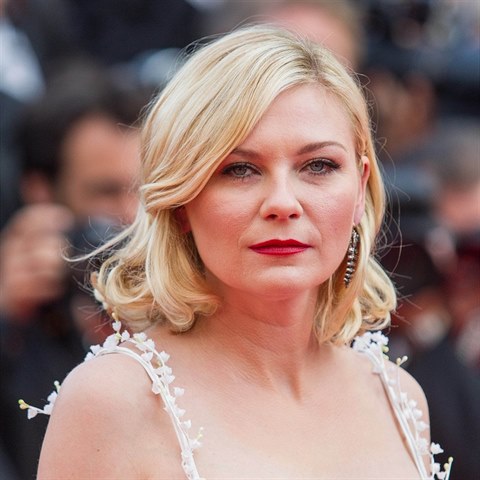 Proč má herečka tak zasmušilý výraz?