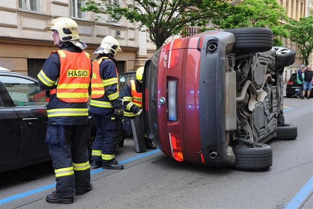 Neznámý idi v úterý ráno pevrátil svoje luxusní BMW X6 na bok na úzké...