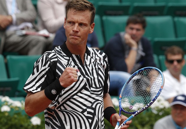 Tomá Berdych v Paíi postoupil do tetího kola. I kdy hraje bez trenéra.