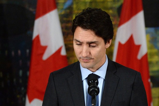 Kanadský premiér Justin Trudeau zpytuje svdomí. Bhem strkanice na pd...
