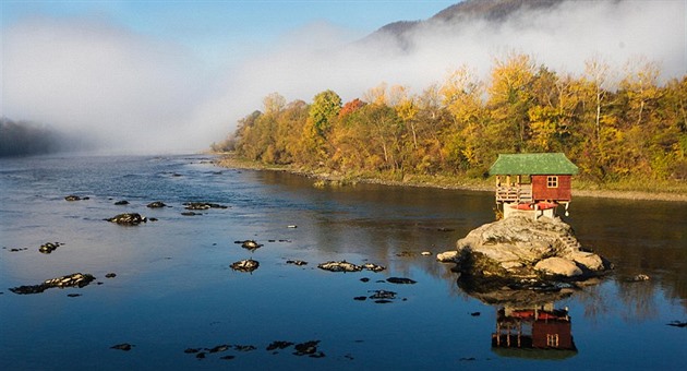 Chatiku uprosted eky Drina si postavila ped 45 lety parta mladch plavc,...