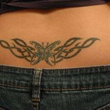 V anglitin se tomu k tramp stamp, v etin cejch lapky nebo ku*v...