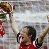 Anglick pohr je trofej, ji Tom Rosick vyhrl s Arsenalem.