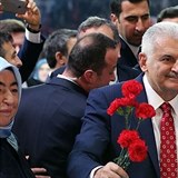 Yildirim oslavuje vtzstv volby na pedsedu vldn strany AKP a tm pdem i...