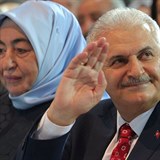 Spolu s manelkou je Yildirim praktikujcm konzervativnm muslimem. Pome...