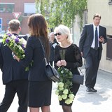 Veronika ilkov s dcerou Agtou Prachaovou na pohbu Marka Navrtila.