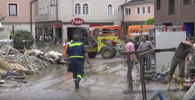 Mstem Schwäbisch Gmünd se prohnala blesková povode.