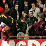 Eric Cantona nakopvajc fanouka v davu.