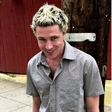 Tenhle skejk se patnm devadestkovm esem je herec Aiden Gillen.