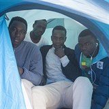 Vtina uprchlk jsou mlad mui z Afriky, najt mezi nimi eny nebo dti je...