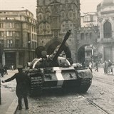 Jeden ze sovtskch tank v srpnu 1968 ped Pranou brnou.