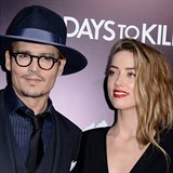 Vlka Amber Heard a Johnnyho Deppa pokrauje. Na  stran je vina?