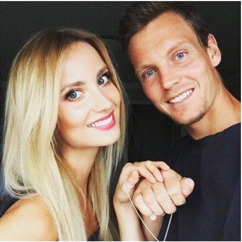 Tom Berdych podal Ester o ptelstv na Facebooku. Z nezvaznho povdn...