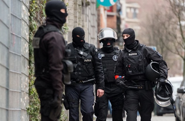 V Bruselu se opt zatýkali teroristé. Po noní razii policisté zadreli 12...