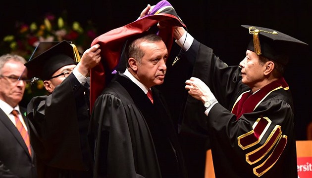 Turecký prezident Recep Tayyip Erdogan pi udlování estného doktorátu. Ten mu...