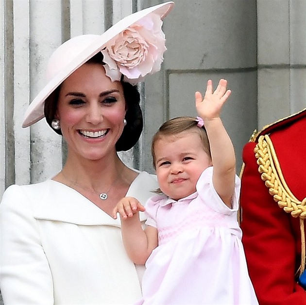 Malá Charlotte nakonec davu ped branami Buckinghamského paláce dokonce i...