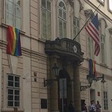 Na americk ambasd krom vlajky Spojench stt zavlly i duhov prapory...