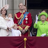 Krlovsk rodina si pehldku nleit uvala z balknu Buckinghamskho palce.