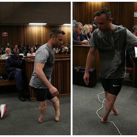 Oscar Pistorius musel u soudu ukazovat, jak se pohybuje bez protz.