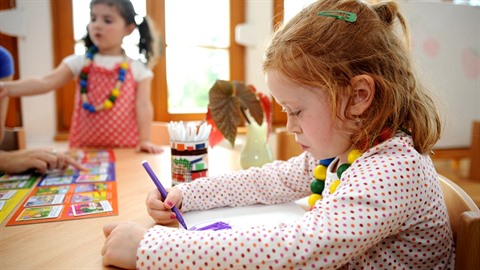Malým školáčkům devětačtyřicetiletá učitelka z Františkových Lázní říkala... Malým školáčkům devětačtyřicetiletá učitelka z Františkových Lázní říkala...