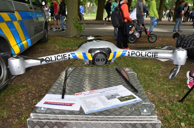 Policejní dron je vybaven kamerou s termovizí. Jeho provozování uetí peníze...