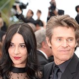 Willem Dafoe se svou enou Giadou Colagrande na festivalu v Cannes.