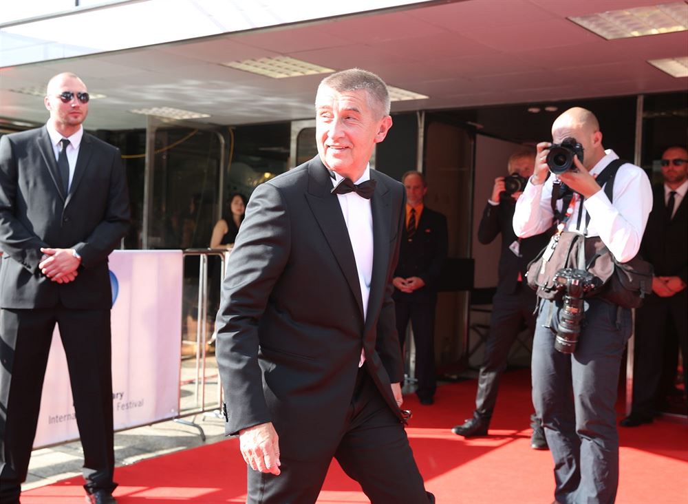 Andrej Babiš dorazil na červený koberec po svých. Andrej Babiš dorazil na červený koberec po svých.