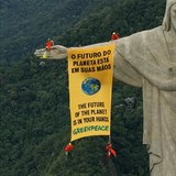 Aktivist z Greenpeace asto loz po nepstupnch mstech, aby tu vyvovali...