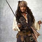 Depp v roli sexy pirta Jacka Sparrowa.