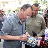 Jean Reno se zdravil s fanouky ped hotelem Pupp.