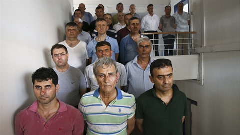 Akin Öztürk, velitel letecva,. stojí v popředí v pruhovaném tričku. Je to... Akin Öztürk, velitel letecva,. stojí v popředí v pruhovaném tričku. Je to...