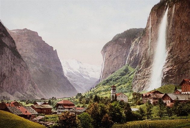 Horsk vesnika Lauterbrunnen, pobl kter dopad vodopd Staubach vypad jako...