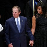 Bval prezident USA George W. Bush se spolu se svou enou, Barackem Obamou a...