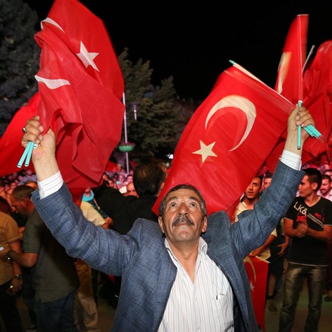 Lid v Turecku se rozdlili na dva tbory, podpora prezidenta je podle...
