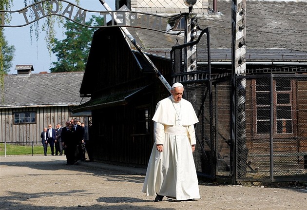 Pape Frantiek navtívil koncentraní tábor v polské Osvtimi. Na míst, kde...