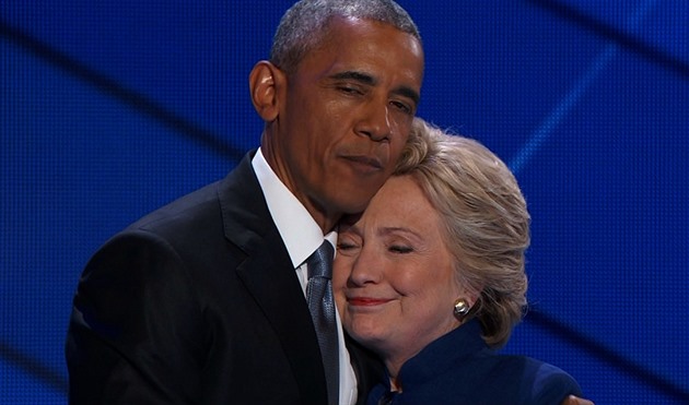 Barrack Obama se objímá s Hillary Clintonovou poté, co jí pomohl svou podporou...