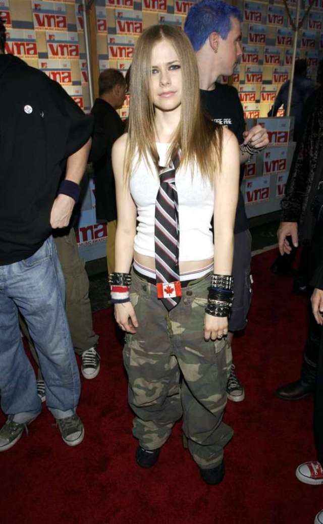 Trend pnsk kravaty kolem krku zavedla Avril Lavigne, a pak ji napodobovali...