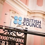 Organizace British Council, kde je Gibbinsov vysoce postavenou manaerkou, m...