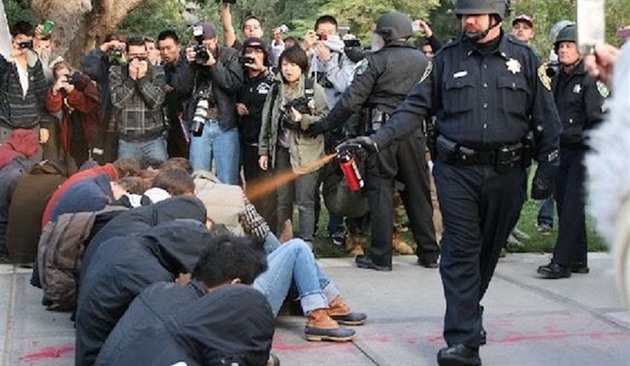 Protesty student na kalifornsk Davisov univerzit nerozehnal ani policista...