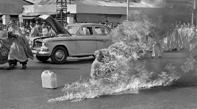 Na protest proti vietnamsk vlce se buddhistick mnich Thich Quang Duc rozhodl...