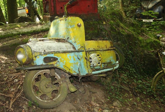 Mezi auty se sem tam povaluje i motocykl. Teba esk ezeta 175 pezdvan...