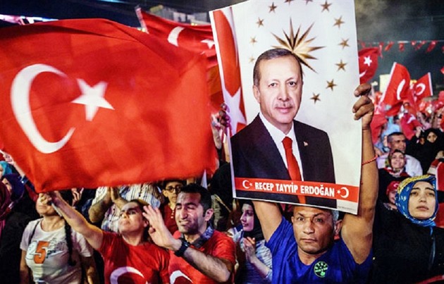 Po potlaení pue mohutn vzrostla podpora tureckému prezidentu Erdoganovi....