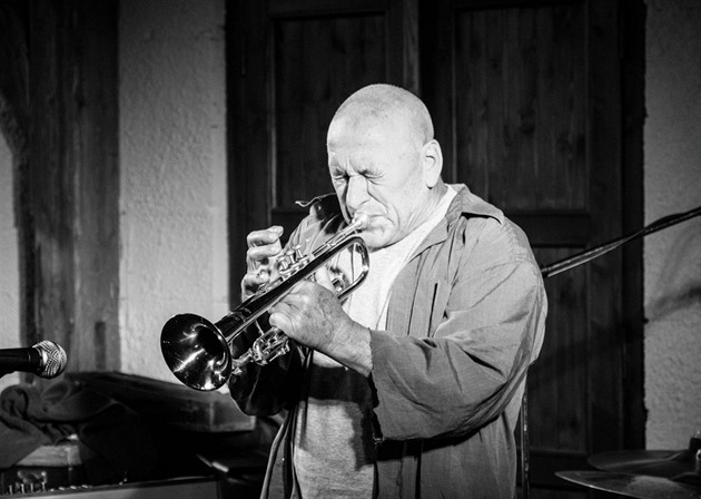 Legendární trumpetista Deczi má nejen co zahrát, ale i íct.