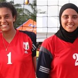Nada Meawad a Doaa ElGhobashy miluj volejbal.