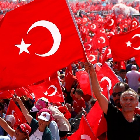 Prodej tureckch vlajek kvli demonstracm rekordn stoupl.