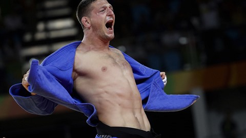 Zlatá radost. Judista Lukáš Krpálek se stal v Riu olympijským vítězem. Zlatá radost. Judista Lukáš Krpálek se stal v Riu olympijským vítězem.