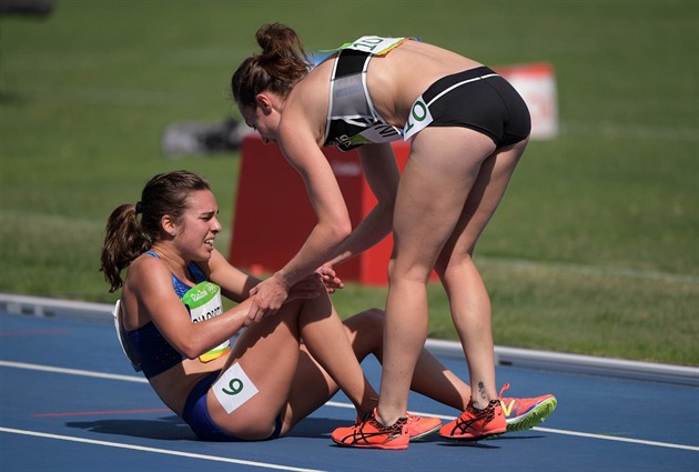 Gesto dvou olympijských bky Nikki Hamblin z Nového Zélandu a Amerianky...